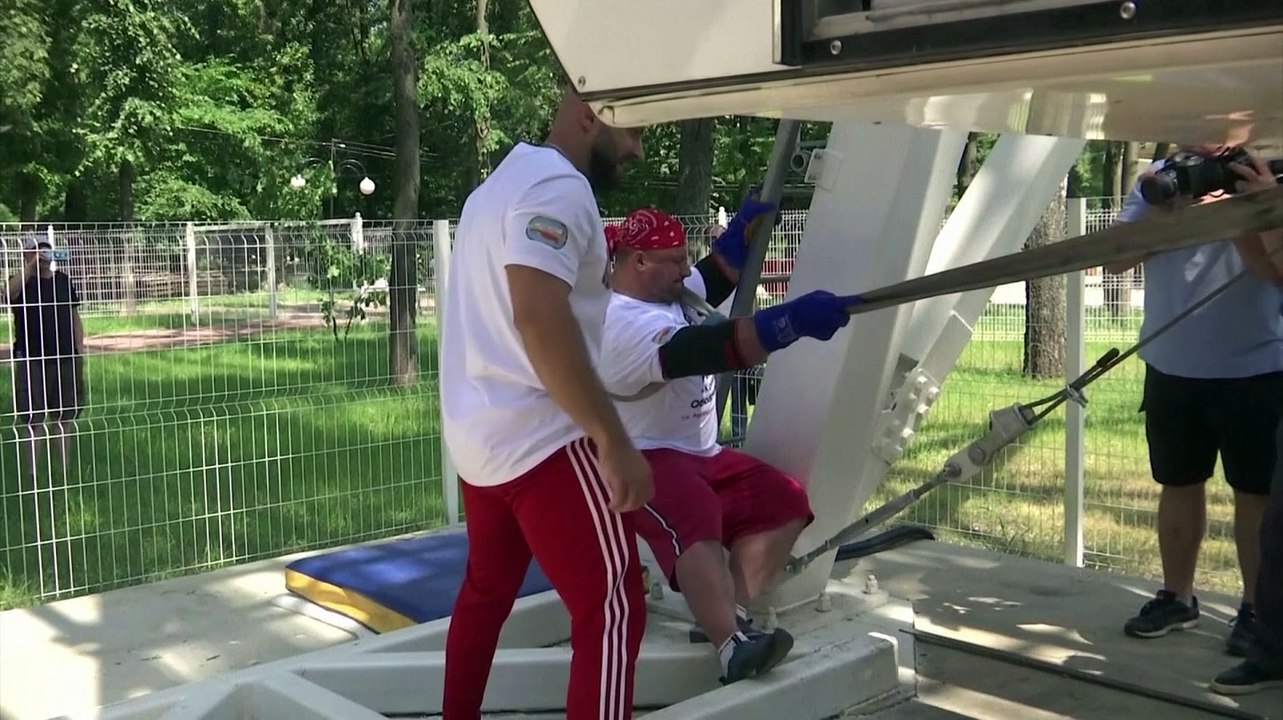 Russian strongman moves giant Ferris wheel to set new world's record