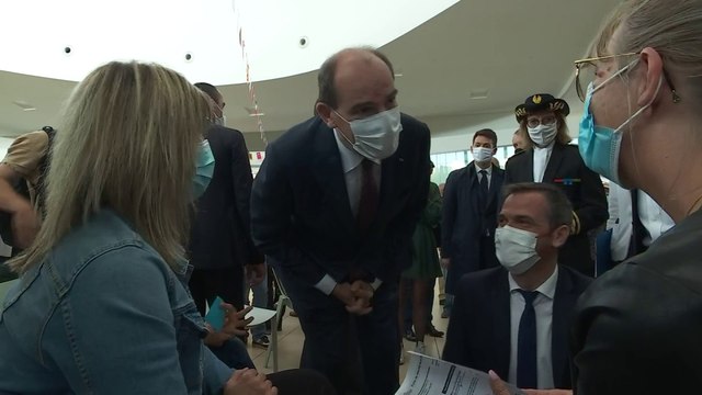 Et s'il vous montre son épaule, vous faîtes les deux doses ? : Castex ironise aux côtés de Véran face à des Françaises réticentes à la vaccination