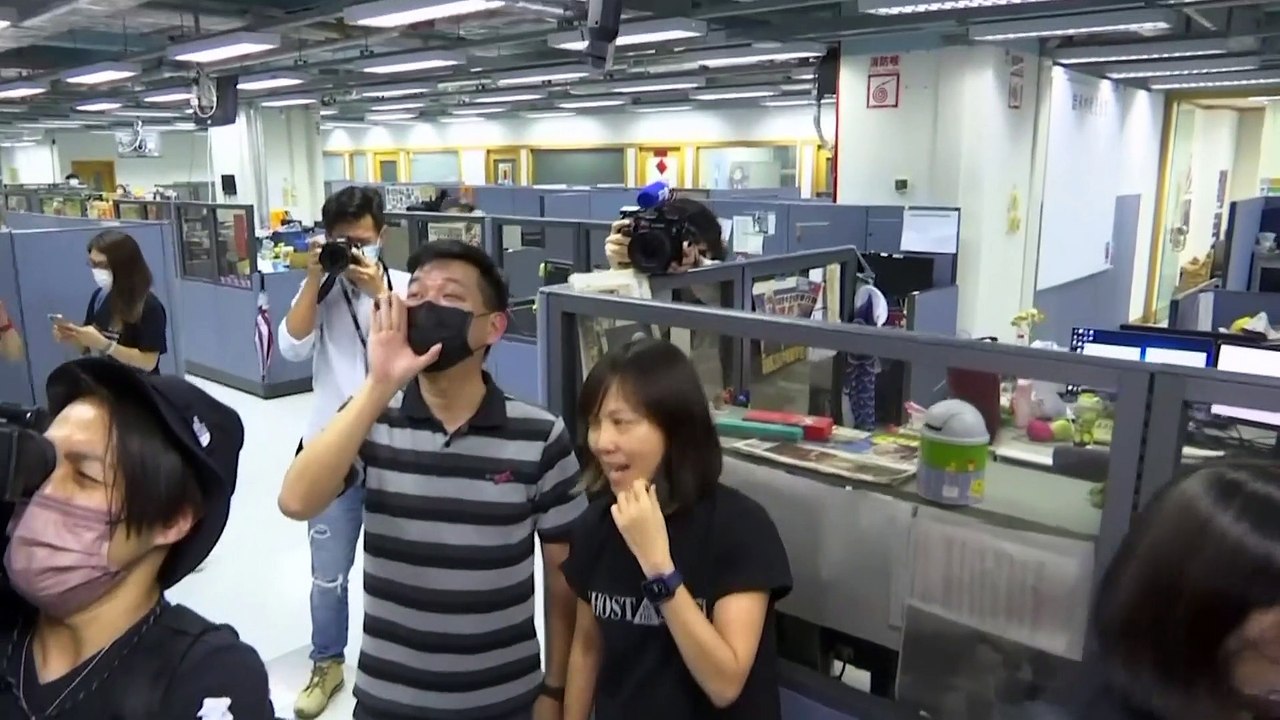 Aus für prodemokratische Zeitung: Schlange stehen für letzte Apple Daily