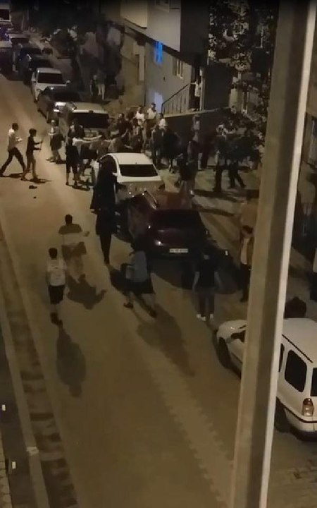 SULTANGAZİ'DE ÇOCUKLARIN KAVGASINA AİLELER DE KATILDI; ORTALIK SAVAŞ ALANINA DÖNDÜ