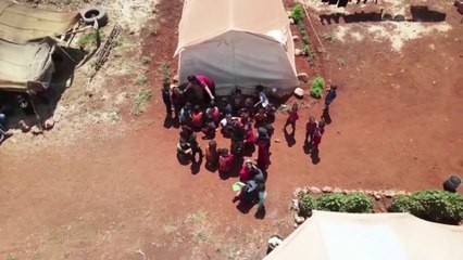 طلاب نازحون في إدلب يدرسون في وضع استثنائي بلا مدارس أو دفاتر