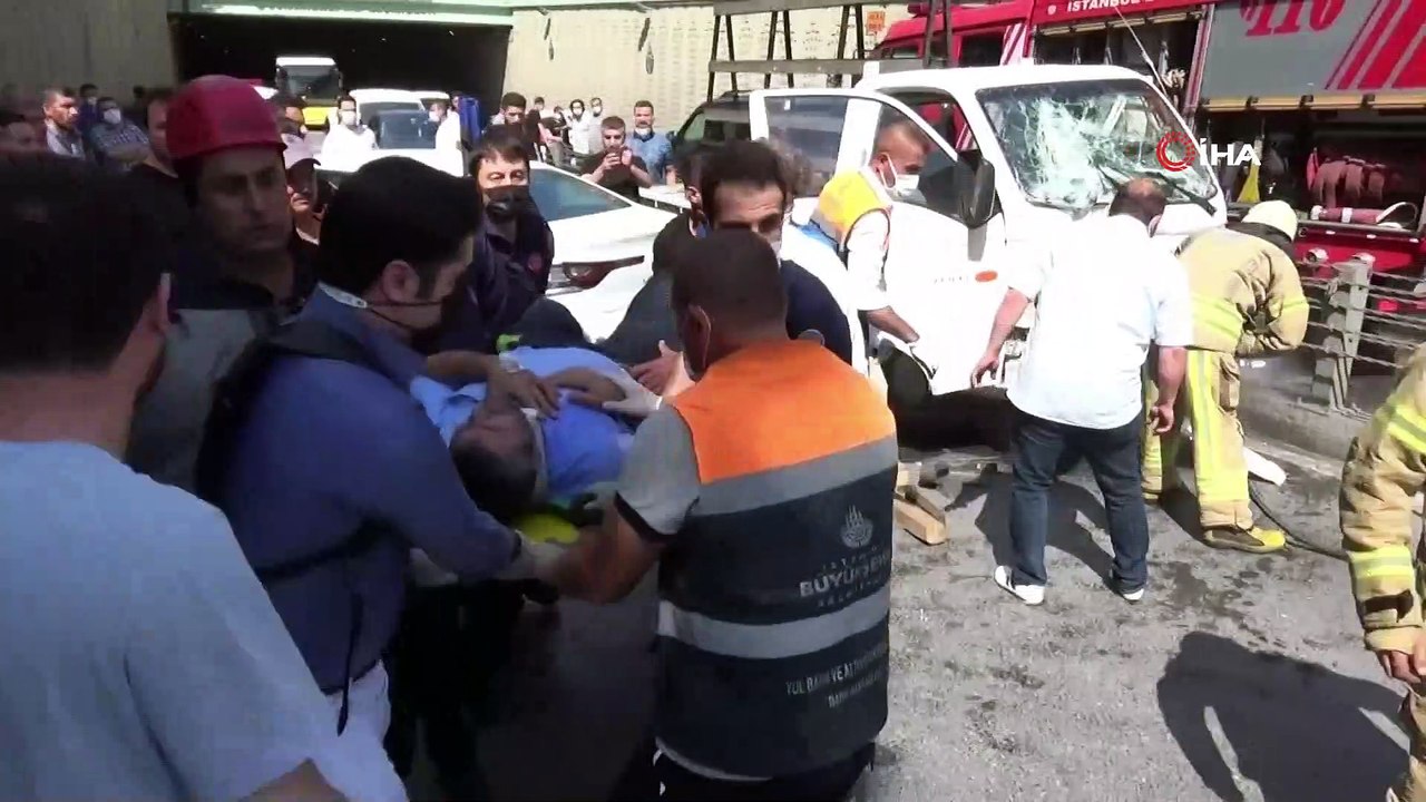 Sultangazi’de sıkışmalı kaza :1'i ağır 2 yaralı