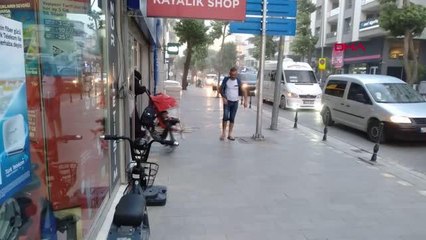 DENİZLİ'DE ŞİDDETLİ RÜZGAR TABELALARI DEVİRDİ, VATANDAŞLAR DİREKLERE TUTUNDU