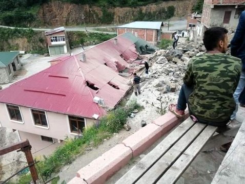 Giresun'da yol genişletme çalışması sırasında patlatılan dinamitler az kalsın faciaya neden olacaktı