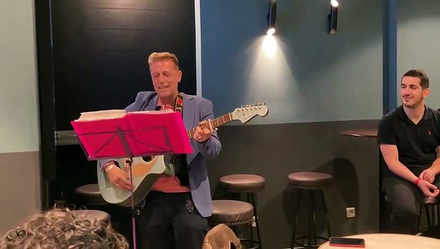 Arturo Arribas canta a su amigo Alfonso Llopart , director de 'Shangay'
