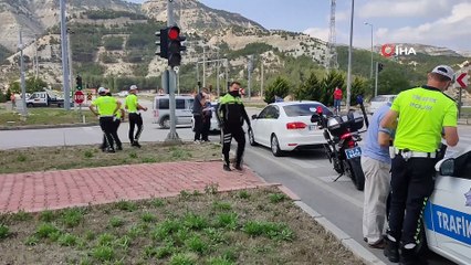 Kırmızı ışıkta bekleyen araca arkadan çarptı; 3 yaralı