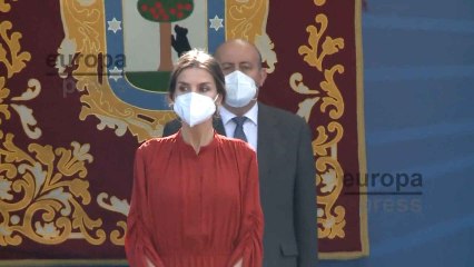 La Reina Letizia recupera su idilio con el rojo