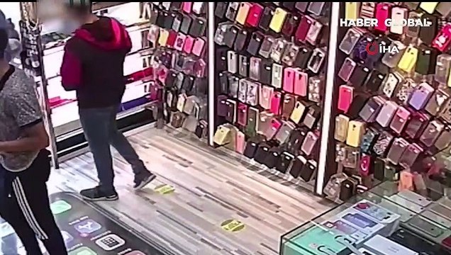 Sadaka kutusuna da tenezzül ettiler! Biri oyaladı diğeri çaldı!