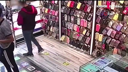Sadaka kutusuna da tenezzül ettiler! Biri oyaladı diğeri çaldı!