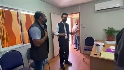 ولي العهد يتفقد مركز تطعيم في العقبة