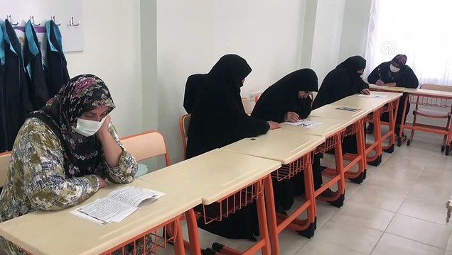 ADIYAMAN - 60 yaşından sonra okuma yazma öğrenen kadınlar mezun oldu