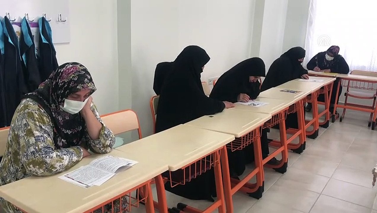 ADIYAMAN - 60 yaşından sonra okuma yazma öğrenen kadınlar mezun oldu
