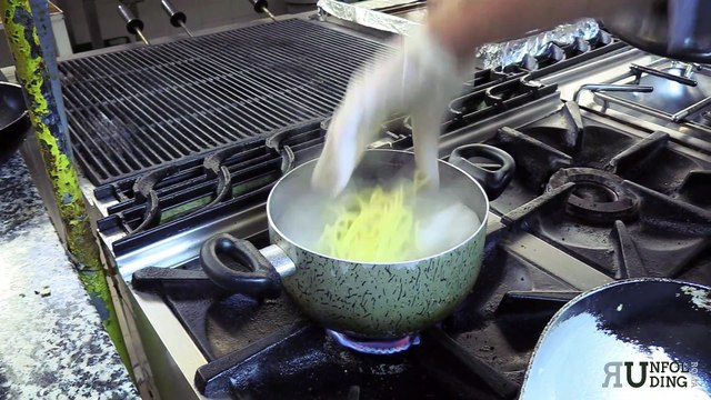 Il tonnarello con cozze e pecorino e’ un primo piatto dal sapore deciso che abbina il gusto e il profumo del mare dato dalla cozza, al sapore forte del pecorino.Si può usare qualsiasi tipo di pecorino ma consigliato e’ quello romano .La scelta del tonnare