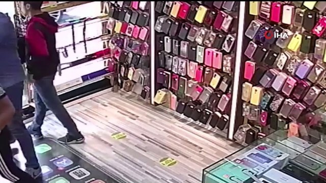 Müşteri gibi gelip sadaka kutusunu böyle çaldılar