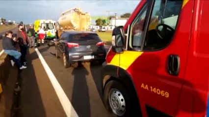 Três carros, um caminhão e duas motocicletas se envolvem em acidente, na BR-277