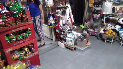 Sokakta kekliğiyle yürüyen esnafı görenler şaşkına dönüyor