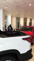 Destrozó a golpes un auto 0km en una concesionaria al grito de “estafadores”