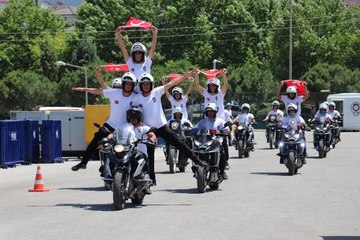 Motosikletli polisler önce sertifika aldı, sonra gösteri yaptı