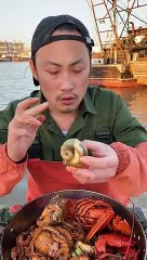 Chinese fisherman cook and eating seafood show (14)