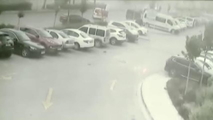 Reklam tabelasının kuvvetli rüzgar nedeniyle devrilme anı