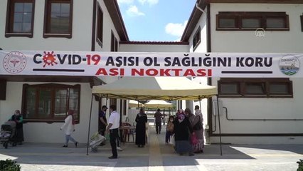 Osmancık'ta parkta randevusuz Kovid-19 aşısı yapılıyor