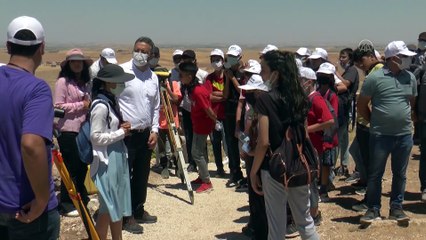 DİYARBAKIR - Öğrenciler Zerzevan Kalesi'nde yürütülen kazı çalışmasına katıldı