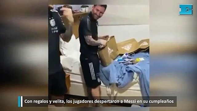 Con regalos y velita, los jugadores despertaron a Messi en su cumpleaños