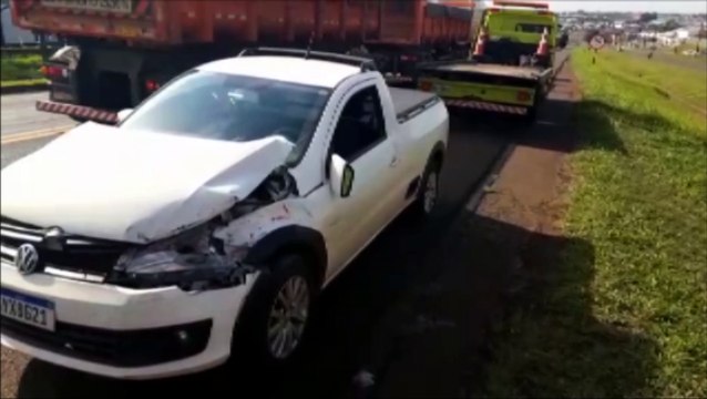 Caminhonete e caminhão se envolvem em acidente na BR-277, nas proximidades da Rua do Cowboy