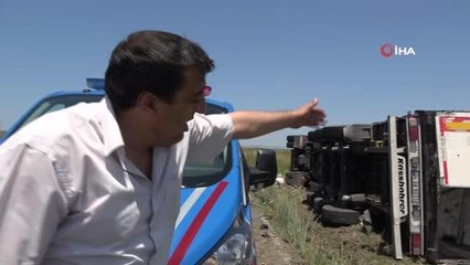 Arnavutköy'de malzeme yüklü tır toprak yola devrildi