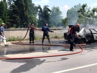 Otomobil alev alev yandı