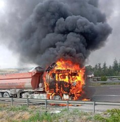 ANKARA'DA KAMYON ALEV ALEV YANDI
