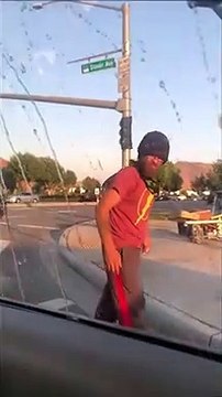 Il s'en prend à des automobilistes au feu rouge mais le Karma va le rattraper...