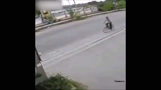 Le cycliste le plus chanceux du monde... Fou