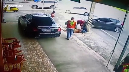 Ce piéton ne marchera plus jamais sur une bouche d'égout