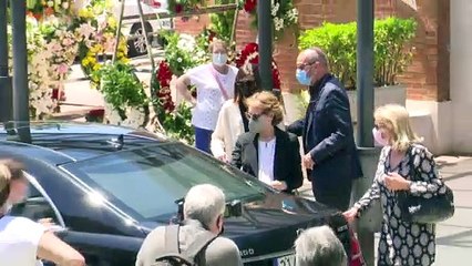 La familia de Mila Ximénez sale del cementerio de La Almudena entre aplausos