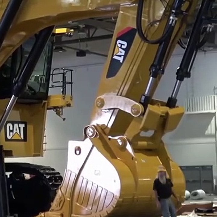 catkomatsu | Caterpillar | Catecular | Kometsu biggest excavator in the world moving powerfully | powerful excavator
