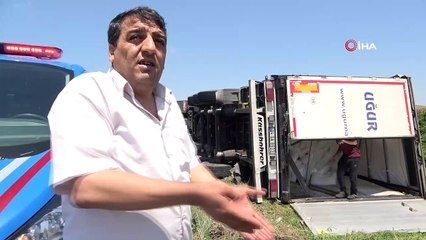 - Arnavutköy’de malzeme yüklü tır toprak yola devrildi