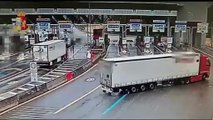 Aosta, follia in autostrada: Tir fa inversione e riparte in contromano, fermato dopo un chilometro