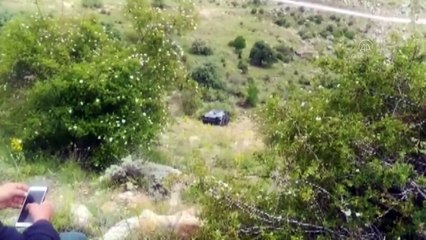 AFYONKARAHİSAR - Uçuruma yuvarlanan otomobilin sürücüsü yaralandı