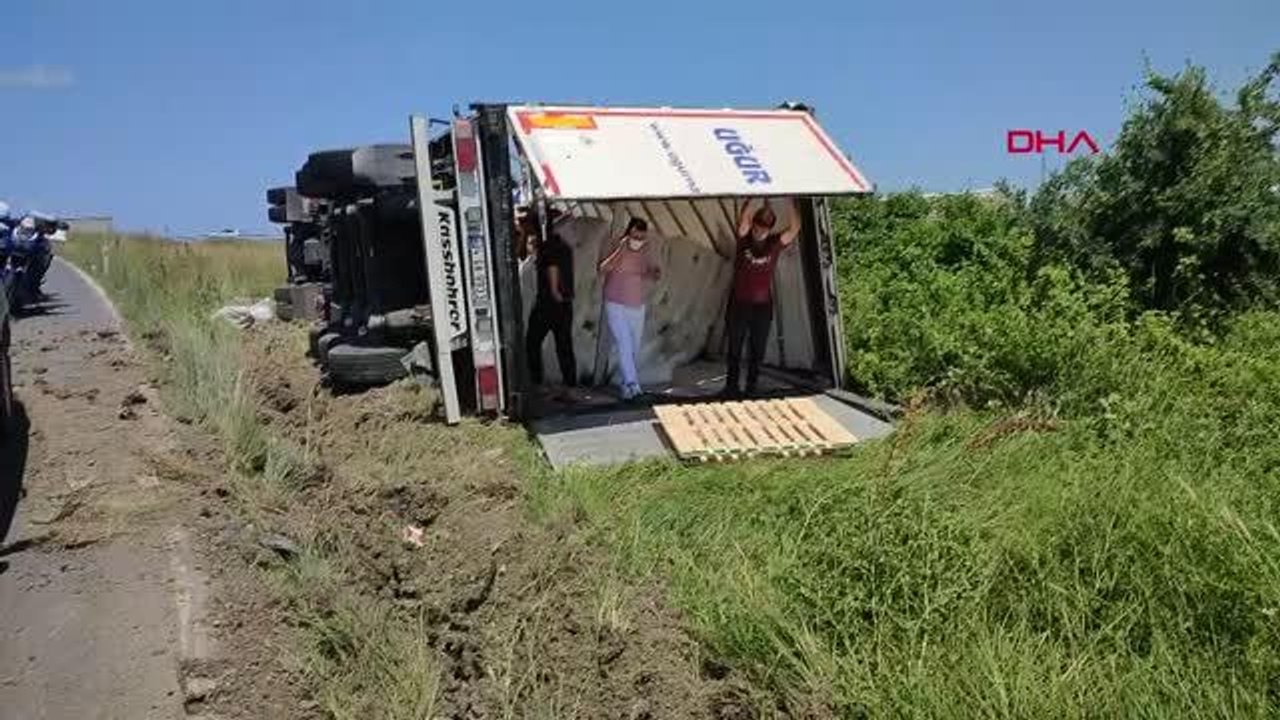 Aranvutköy'de dar yola sığmayan malzeme yüklü TIR tarlaya devrildi