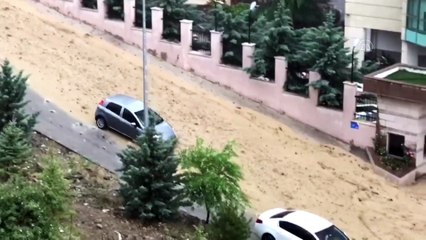 ANKARA - Başkentte sağanak etkili oldu