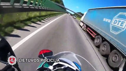 Lituanie : un motard de la police poursuit un suspect à moto à 200 km/h et ne veut rien lâcher !