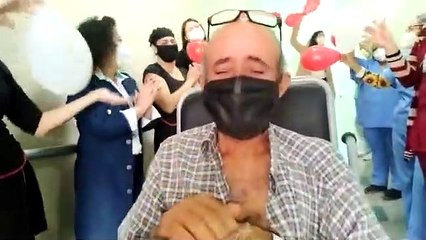 Paciente que se recuperou da Covid-19 recebe homenagem ao deixar hospital