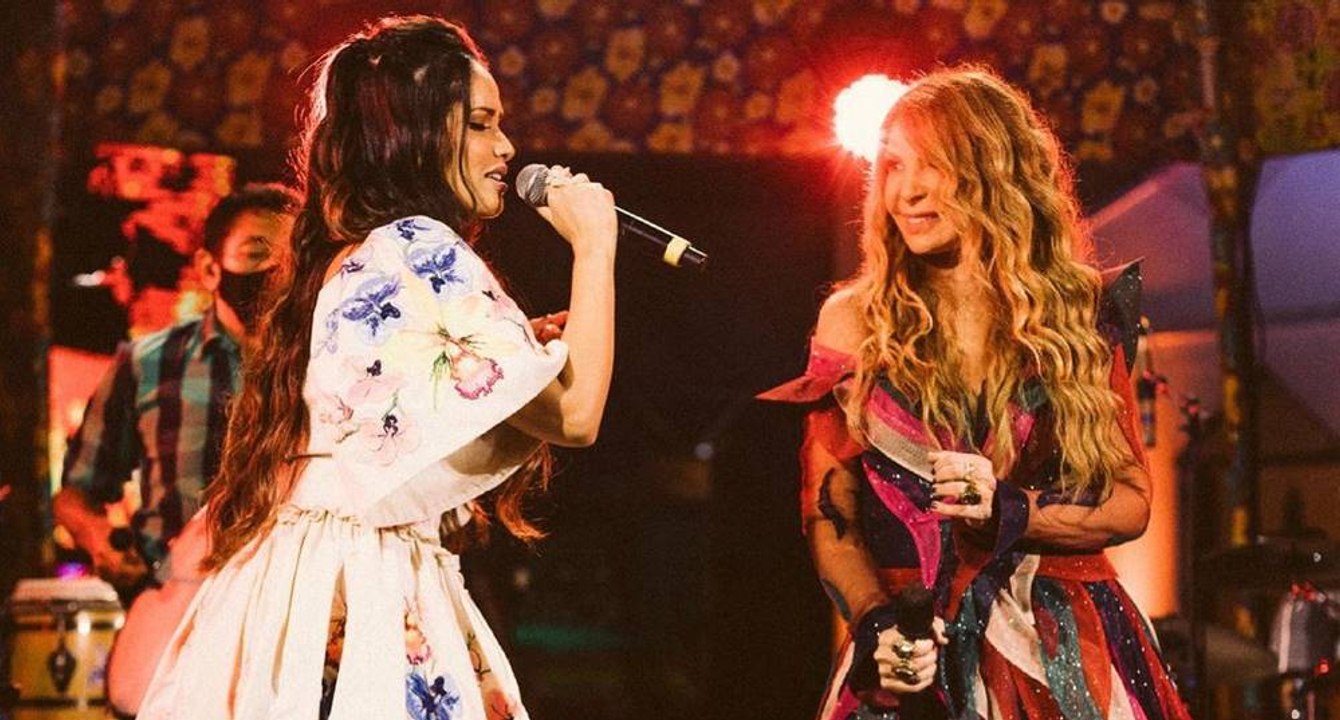 Juliette se emociona ao cantar sucessos do forró em live especial de São João com Elba Ramalho