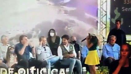 Bolsonaro pede para que menina de 10 anos tire a máscara em visita ao RN