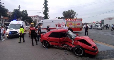 Tırın çarptığı spor otomobil hurdaya döndü: 1 yaralı