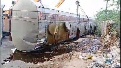 पॉम ऑयल से भरा टैंकर पलटा, हाथी नहर में फैला ऑयल