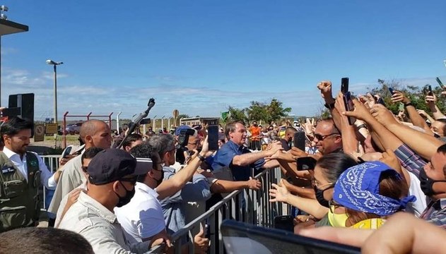Sem máscara, presidente Bolsonaro visita Rio Grande do Norte e provoca aglomeração com apoiadores