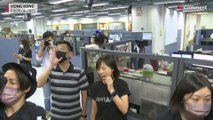 شاهد: هونغ كونغ.. العشرات يقفون في طوابير للحصول على العدد الأخير من صحيفة 
