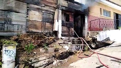 5 niños y una mujer quedaron atrapados en una vivienda en llamas